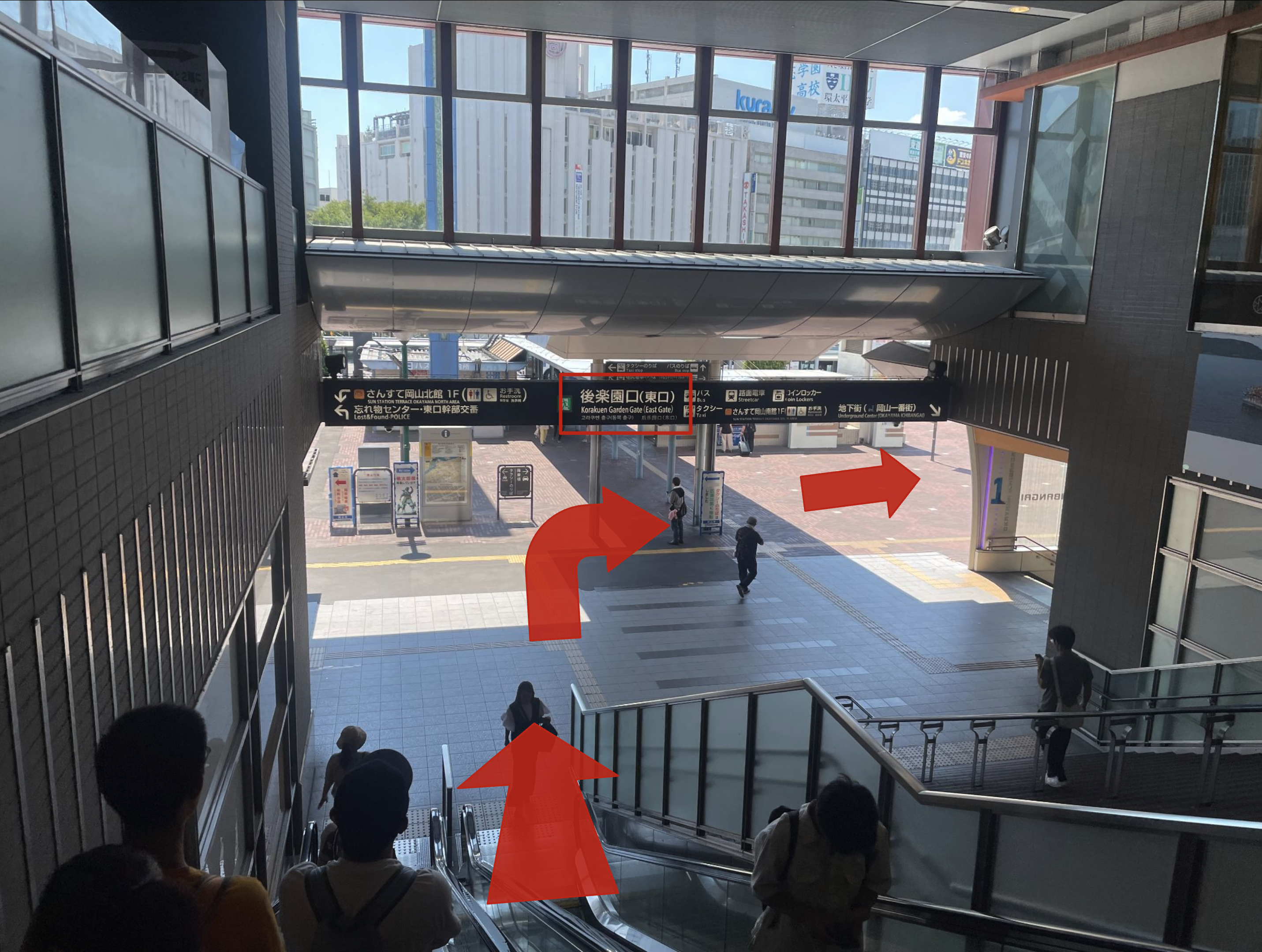 後楽園口(東口)へのエスカレーター