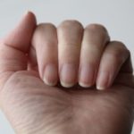 <span class="title">ネイルリペアとは？自爪が割れた時の亀裂補強のやり方と折れたジェルネイルの対処法まで紹介</span>