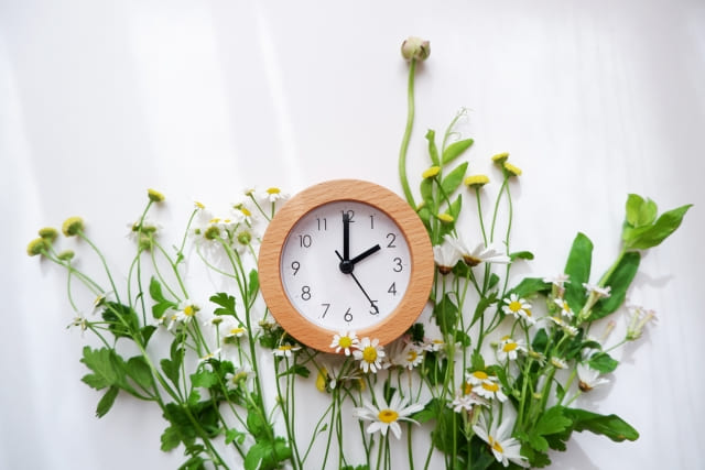 草花とナチュラルな置時計
