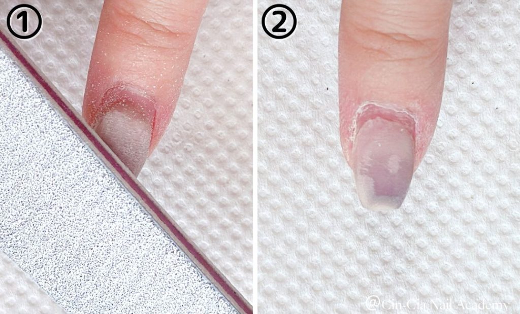 ネイルファイルで表面を削る