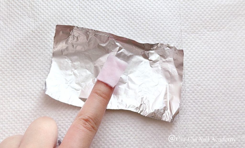 アセトンが染み込んだコットンを爪の上に置く