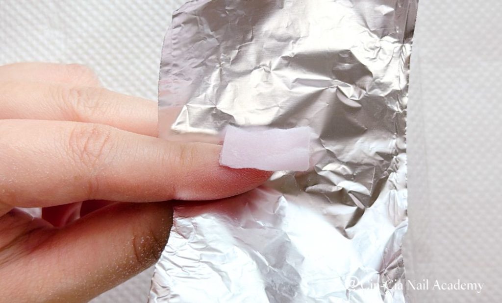 指先にアルミホイルを巻く