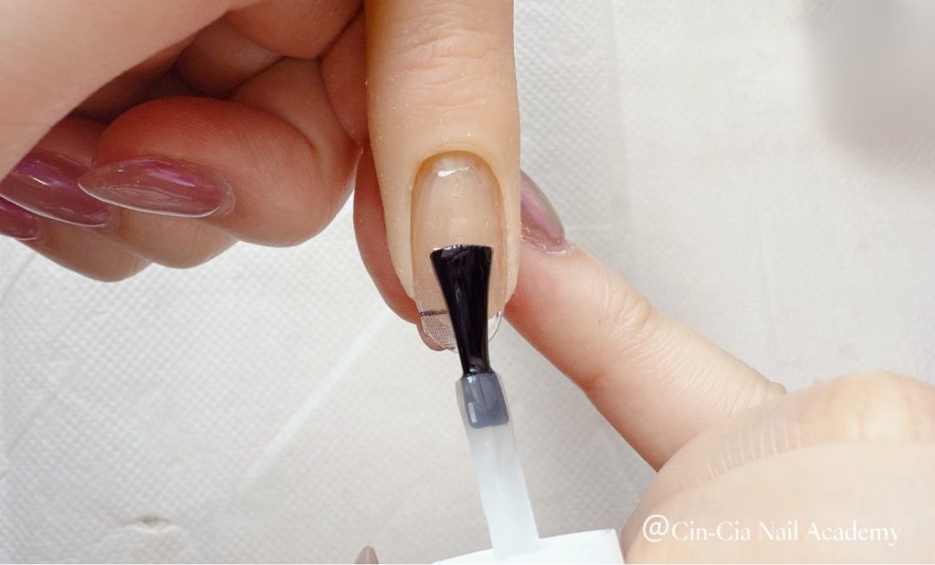 爪全体にベースジェルを塗布