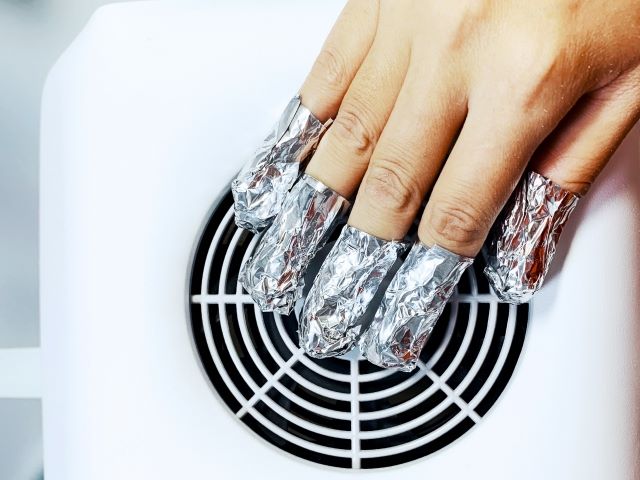 ネイル集塵機に指を置く女性