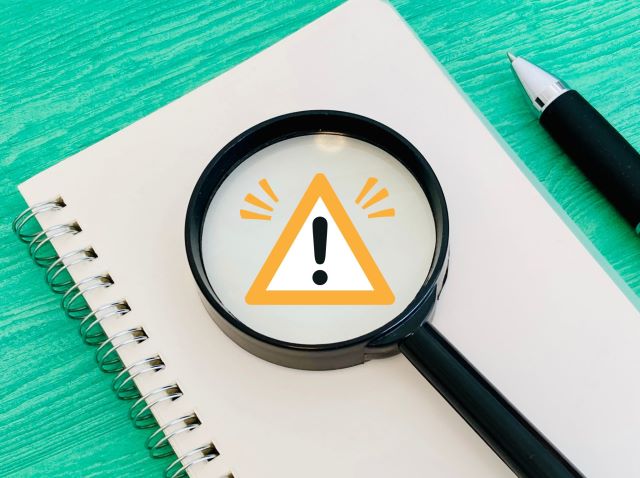 虫眼鏡と注意マーク