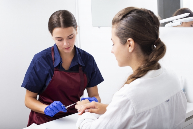 女性ネイリストとお客さん